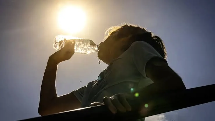 Persona toma agua para prevenir la deshidratación durante días de calor en Valledupar