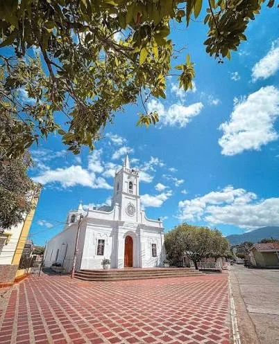 Iglesia y plaza de Villanueva, La Guajira, municipio sede del Festival Cuna de Acordeones