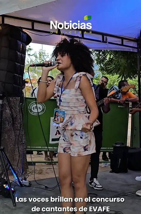 Participante del concurso de cantantes de EVAFE interpreta una canción vallenata