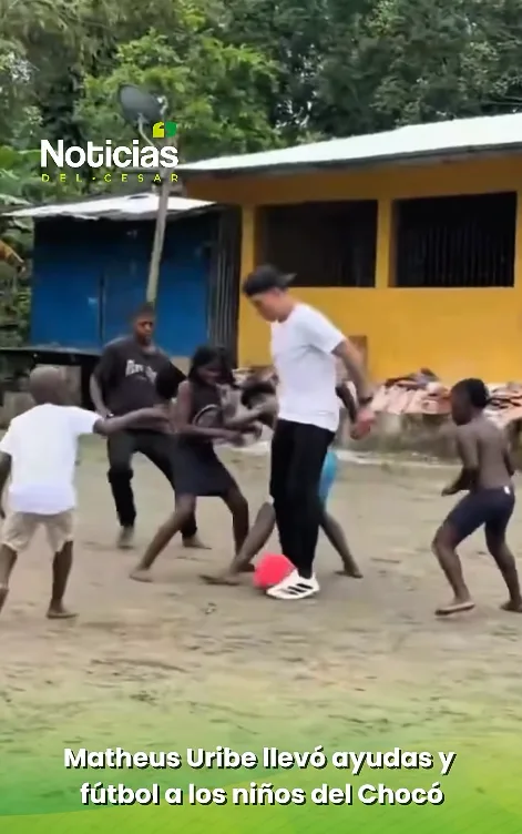 Matheus Uribe compartió con niños del Chocó