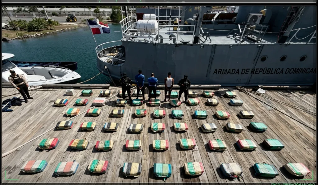 Vista aérea del muelle con 1.360 paquetes de cocaína incautados junto a detenidos y un buque oficial durante la Operación Zeus Arcano III en República Dominicana.