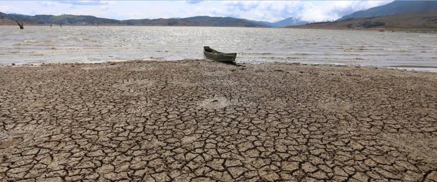 Suelo agrietado junto a un cuerpo de agua reducido durante una sequía asociada al fenómeno de El Niño.