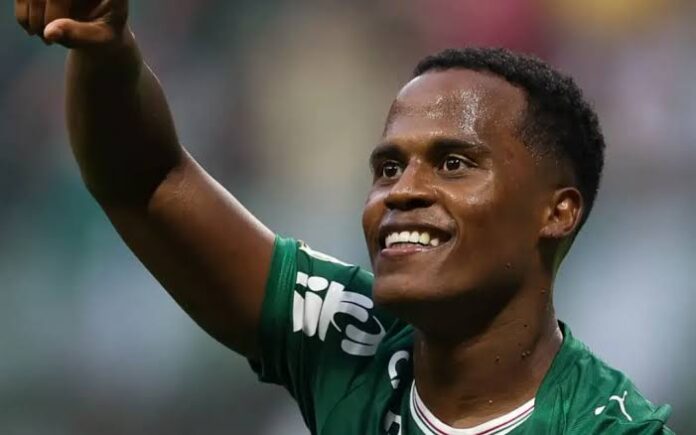 Futbolista de Palmeiras celebra un gol contra Fortaleza