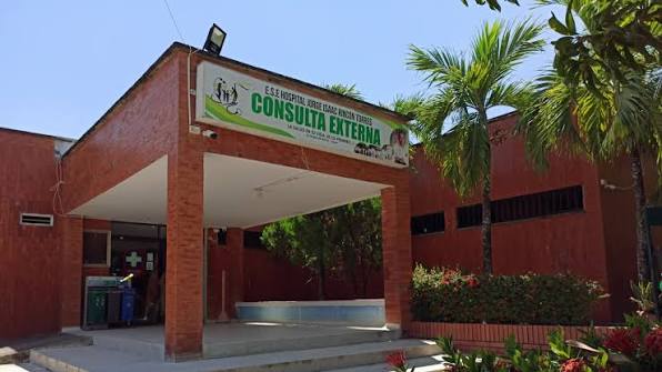 Fachada del área de consulta externa de un hospital público del Cesar afectado por las deudas de las EPS.