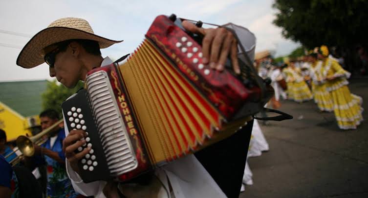 Acordeonero interpreta música vallenata tradicional en una celebración cultural
