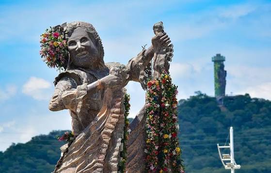 Escultura de la Pilonera Mayor en Valledupar, monumento que rinde homenaje a Consuelo Araujonoguera y al folclor vallenato.
