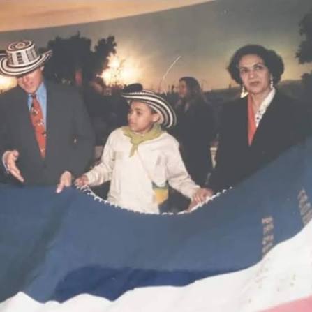Consuelo Araujonoguera participa en un acto del Festival de la Leyenda Vallenata junto a un niño vestido con atuendo tradicional vallenato.
