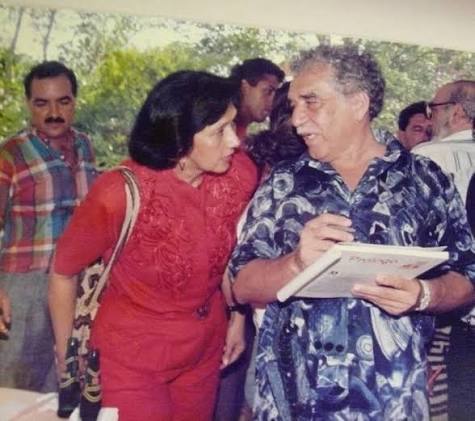 Consuelo Araujonoguera conversa con Gabriel García Márquez durante un encuentro cultural relacionado con el vallenato y la literatura colombiana.
