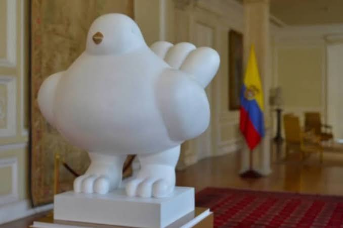Escultura Paloma de la Paz de Fernando Botero exhibida en la Casa de Nariño como símbolo de reconciliación en Colombia.