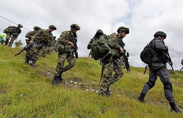Soldados de las Fuerzas Militares de Colombia durante una operación, en medio del debate sobre el proyecto que permitiría votar a militares y policías en servicio activo.
