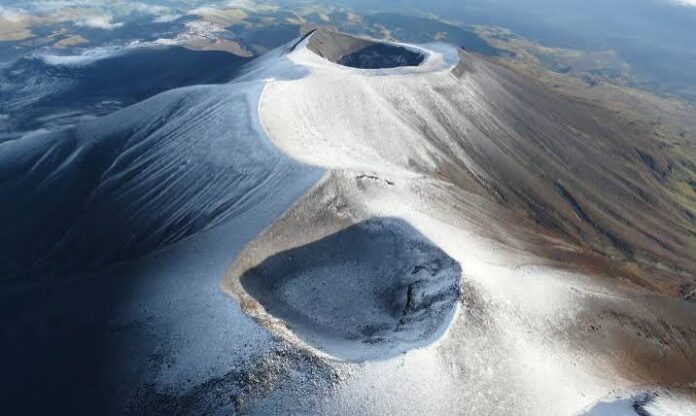 Vista aérea del volcán Puracé, en el departamento del Cauca, luego de que el Servicio Geológico Colombiano elevara su nivel de alerta a naranja por el aumento de la actividad volcánica.