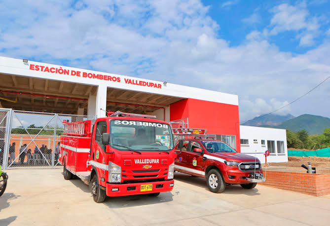 Estación de bomberos del norte de Valledupar con vehículos de emergencia