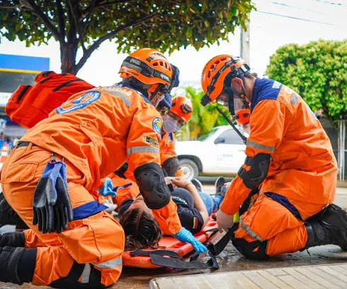 Integrantes de la Defensa Civil durante atención de una emergencia