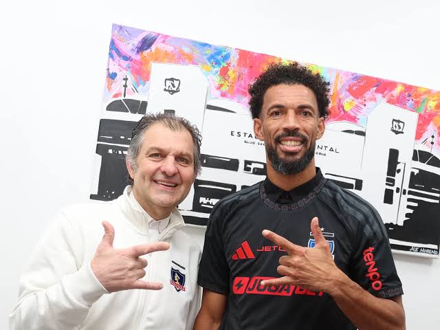 Vozinha posa junto a un directivo de Colo Colo tras firmar su contrato como nuevo arquero del club chileno.
