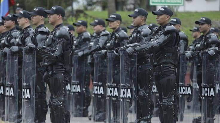 Integrantes de la UNDEMO de la Policía Nacional durante un operativo de seguridad previo a la posesión presidencial en Cali.

