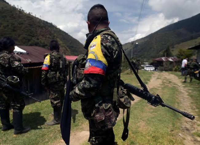 Integrantes de un grupo armado ilegal en una zona rural de Colombia, en el contexto del balance de la política de paz total.
