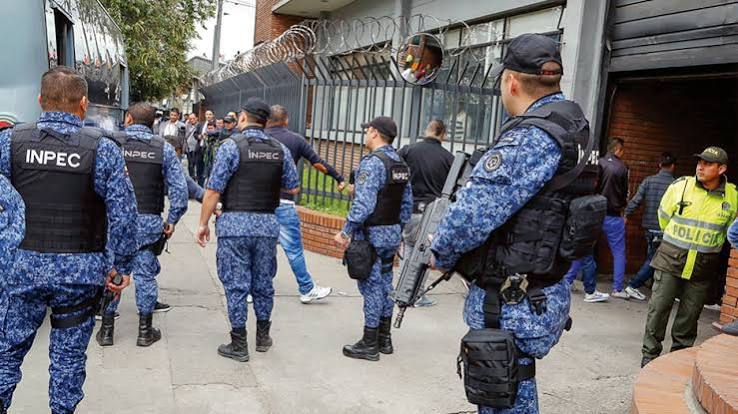 Funcionarios del Inpec participan en un operativo de seguridad junto a integrantes de la Policía Nacional.