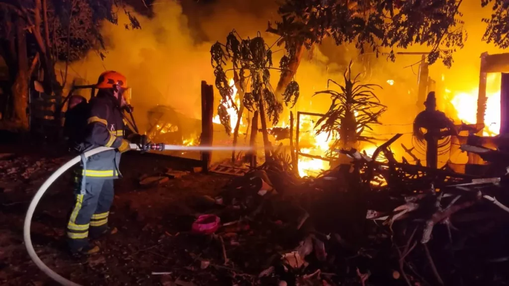 Bomberos atienden un incendio durante temporada seca en Valledupar