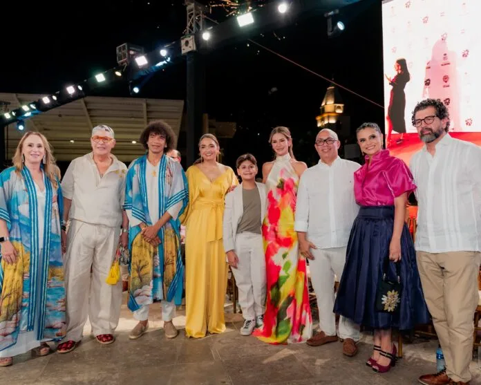 Diseñadores, invitados y organizadores durante el cierre de Ixel Moda Valledupar 2026