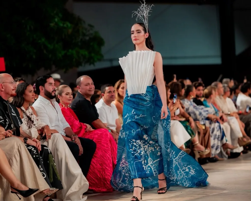 Modelo desfila con diseño azul y blanco durante Ixel Moda Valledupar 2026
