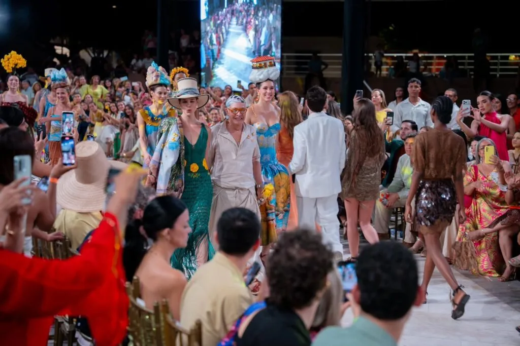 Diseñadores y modelos durante la pasarela de Ixel Moda Valledupar 2026 ante el público