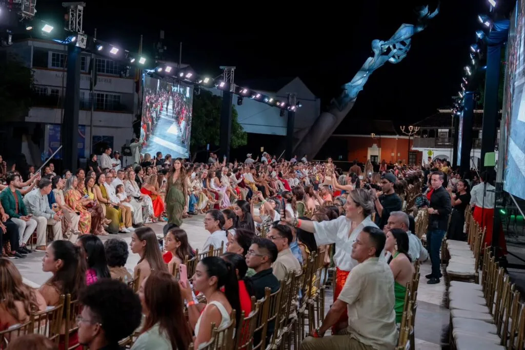Pasarela de Ixel Moda Valledupar 2026 con público en la Plaza Alfonso López