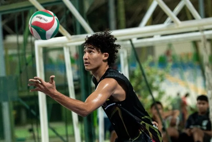 Jugador de voleibol durante una competencia del Torneo de la Liga en Valledupar