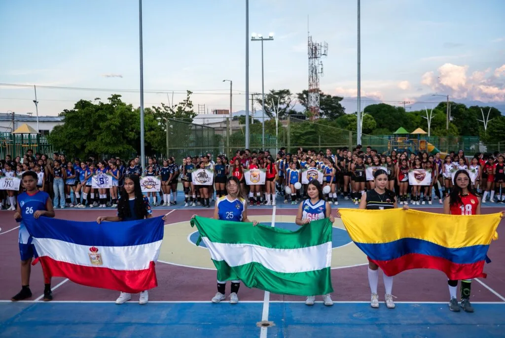 Deportistas de diferentes clubes reunidos durante el Torneo de Voleibol en Valledupar