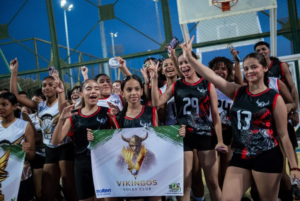 óvenes integrantes de clubes de voleibol celebran durante torneo en Valledupar