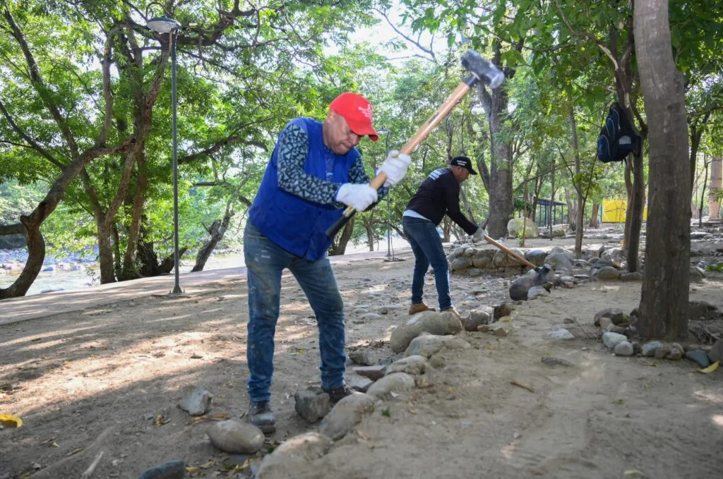 Trabajadores realizan adecuaciones durante la recuperación del balneario Hurtado junto al río Guatapurí