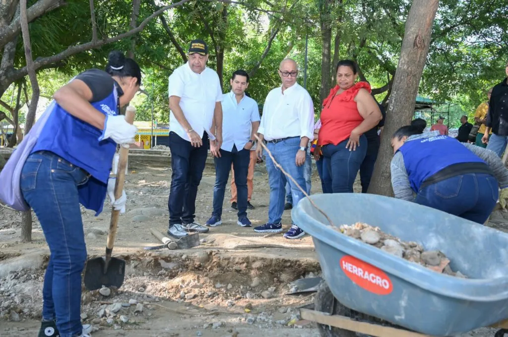 Autoridades y trabajadores durante jornada de limpieza y recuperación del balneario Hurtado