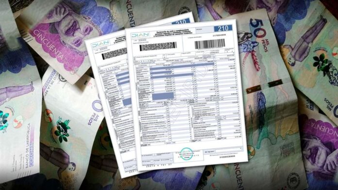 Formulario 210 de la DIAN sobre billetes colombianos para ilustrar la declaración de renta en 2026.