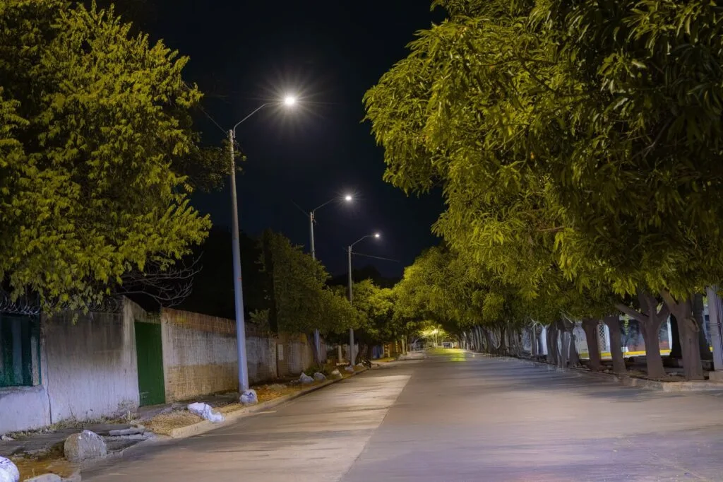 Luminarias LED encendidas en un sector residencial de Valledupar