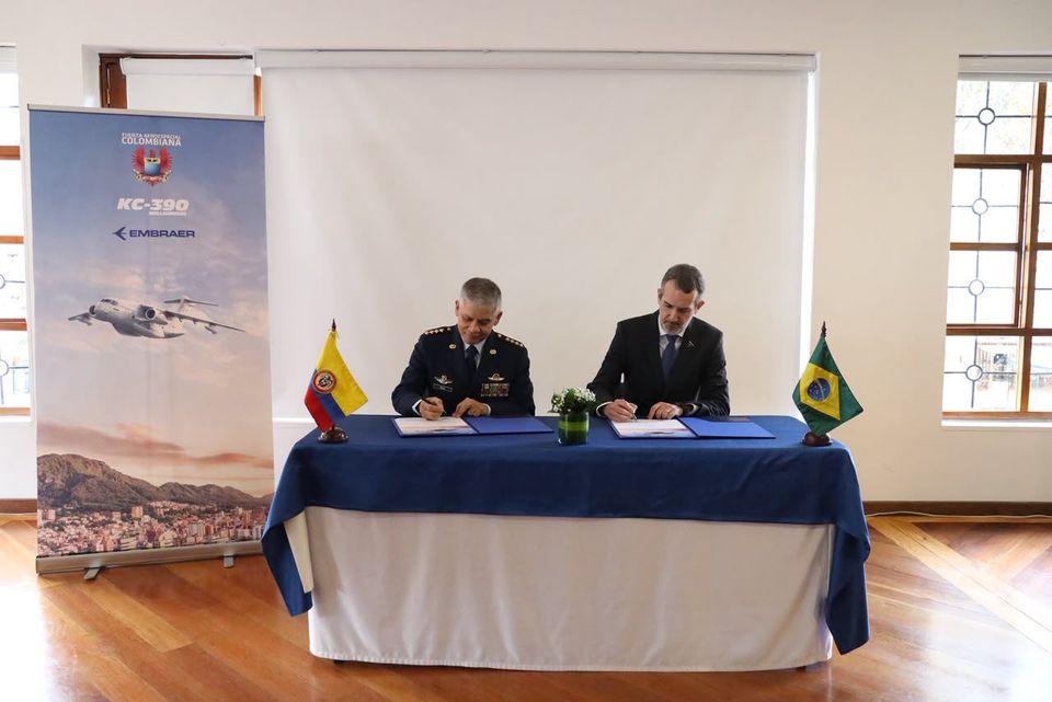 Firma del acuerdo entre Colombia y Embraer para la compra de aeronaves militares KC-390 destinadas a fortalecer la Fuerza Aeroespacial Colombiana.