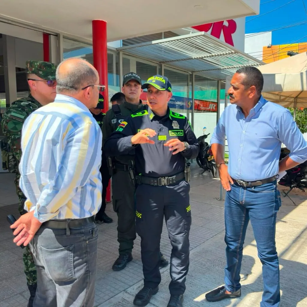 Integrantes de la Policía Nacional y autoridades locales dialogan sobre seguridad en Bosconia, Cesar
