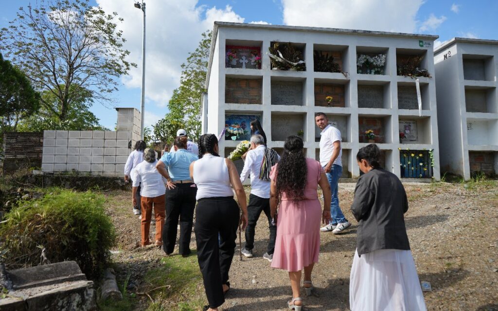 Familiares y equipo humanitario recorren un cementerio durante la búsqueda de personas desaparecidas