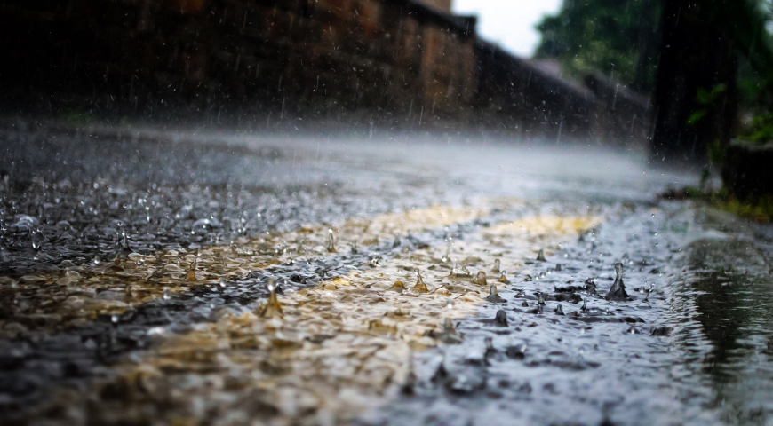 Lluvia intensa sobre una vía urbana, uno de los efectos climáticos que puede presentarse durante el fenómeno de El Niño en algunas regiones.
