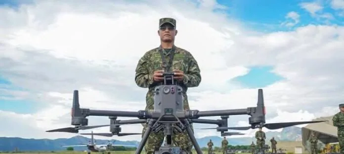 Militar opera equipo del sistema antidrones que implementará el Gobierno Nacional en Colombia