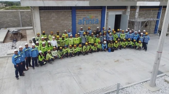 Trabajadores de Afinia reunidos en una instalación de la empresa en el Cesar