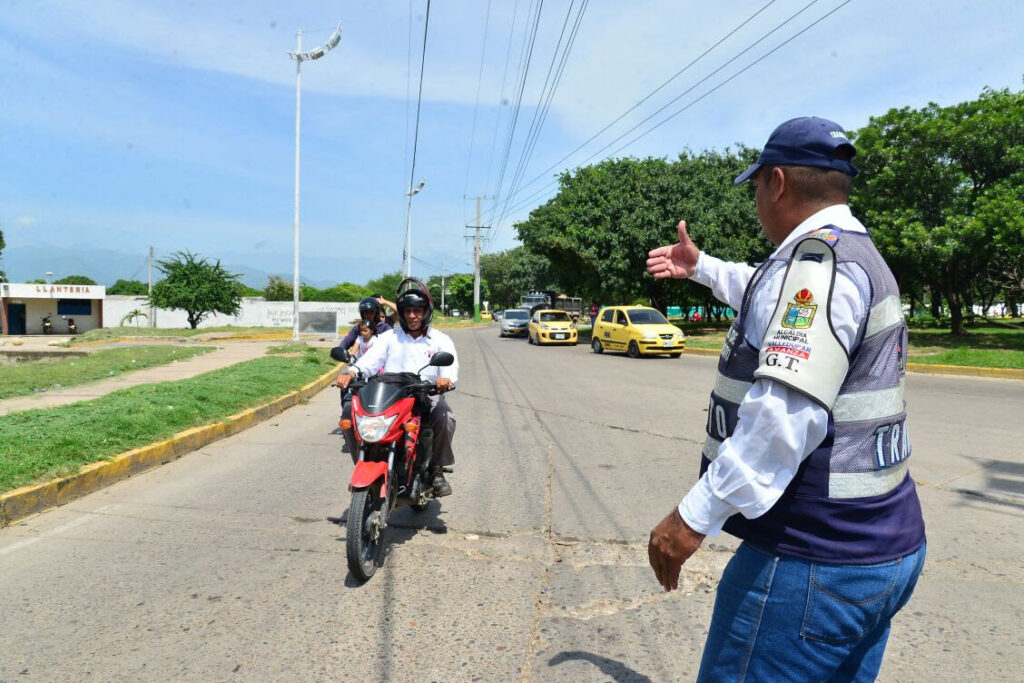 Agente de tránsito realiza control a motociclistas para fortalecer la seguridad vial en el Cesar