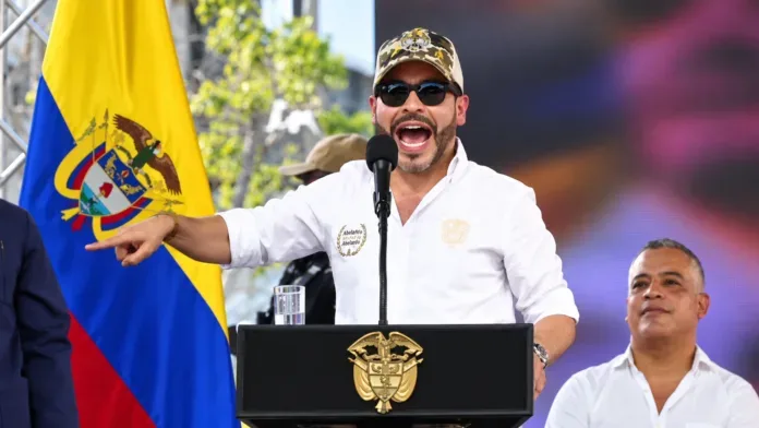 Abelardo De La Espriella habla en San Juan del Cesar durante su intervención sobre el agua y el acueducto de La Junta