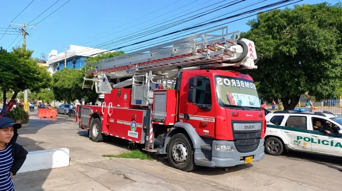 Vehículo del Cuerpo de Bomberos de Valledupar durante atención de una emergencia