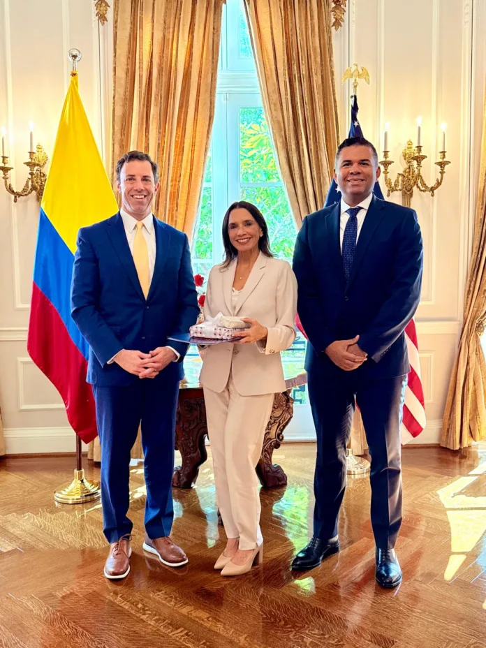María Consuelo Araújo junto a Neil Herrington y Cesar Vence durante una reunión sobre inversión estadounidense en Colombia