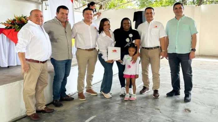 Familia recibe documento durante acto institucional realizado en el Cesar
