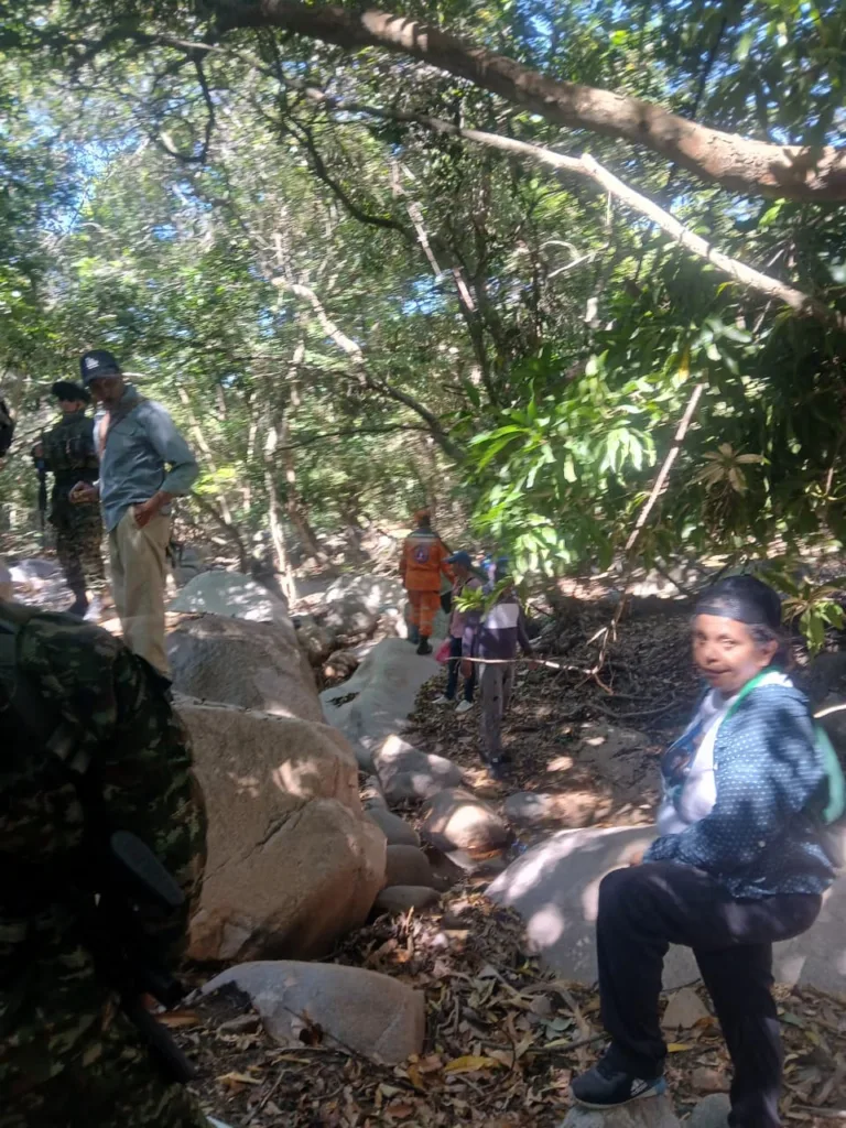 Habitantes de La Junta recorren la vieja bocatoma entre piedras y vegetación en busca de agua