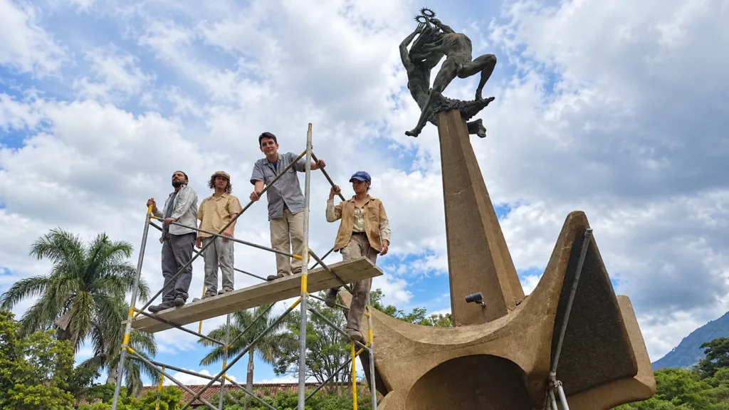 Escena de Arenas junto a monumento de Rodrigo Arenas Betancourt
