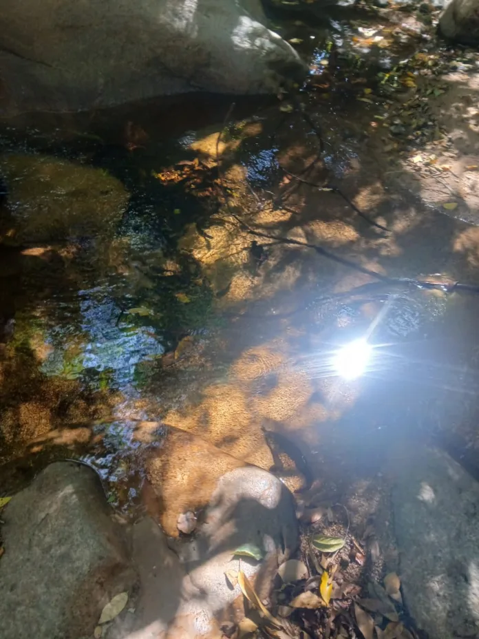 Vieja bocatoma de La Junta entre rocas, usada como fuente de agua por la comunidad