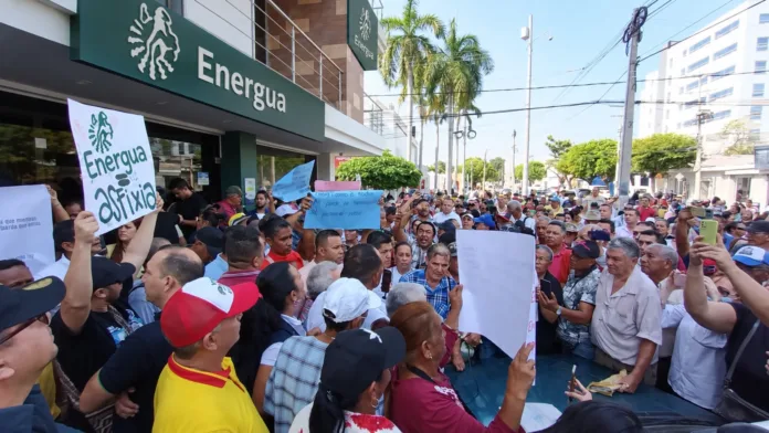 Usuarios protestan frente a Energua en Valledupar por fallas en el servicio