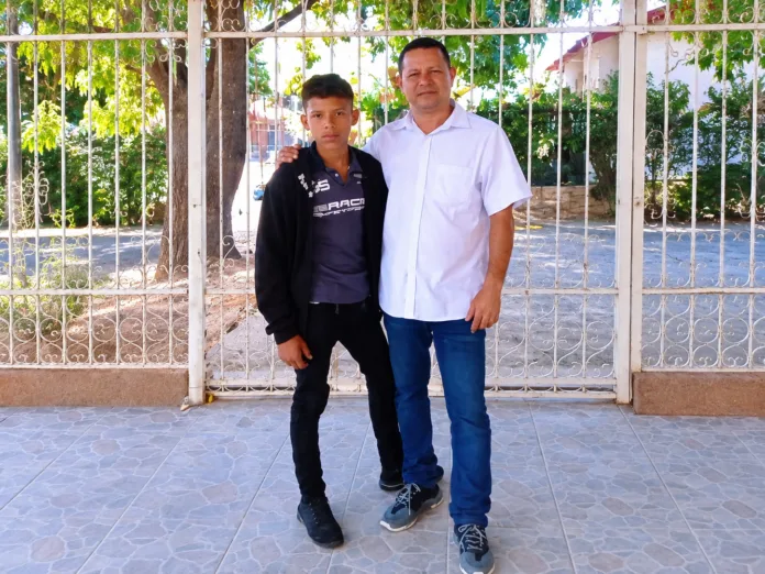 Ricardo Andrés Martínez junto a un familiar antes de su muerte en Guachaca