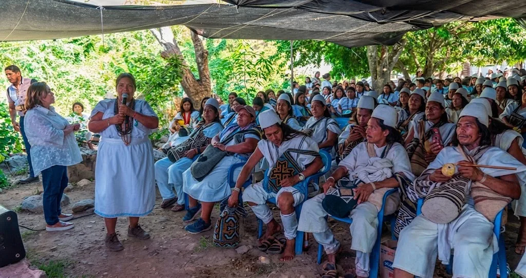 Integrantes de la comunidad arhuaca reunidos durante la conmemoración de los 50 años de la CIT